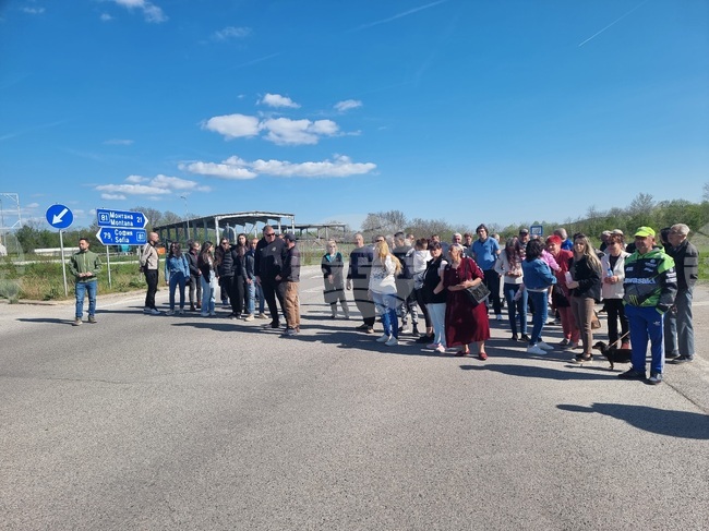 Жители на Берковица и село Мездрея блокираха пътя София-Монтана при разклона за селото с искане за намаляване на скоростта в участъка