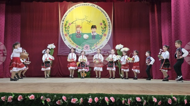 Фолклорният фестивал „От Лазарица до Гергьовден“ се провежда за осми път в свищовското село Българско Сливово