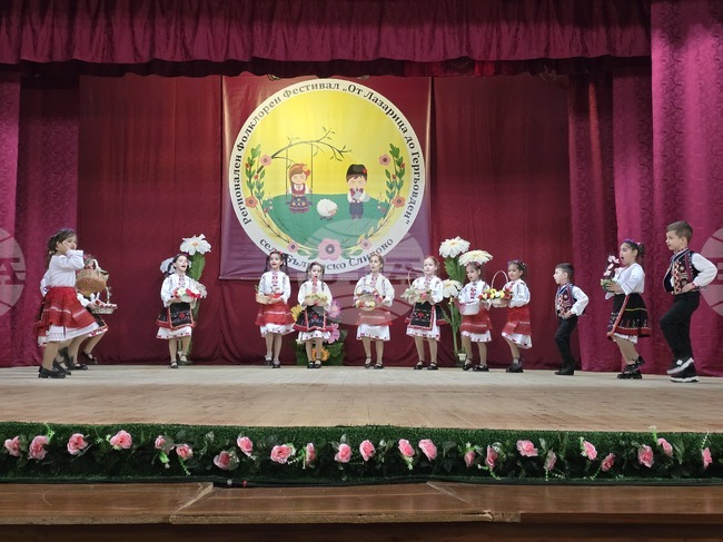 Фолклорният фестивал „От Лазарица до Гергьовден“ се провежда за осми път в свищовското село Българско Сливово