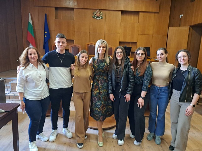 Апелативна прокуратура – Пловдив: Ученици от Езикова гимназия „Бертолт Брехт“ в гр. Пазарджик посетиха Окръжна прокуратура – Пазарджик в Деня на отворените врати