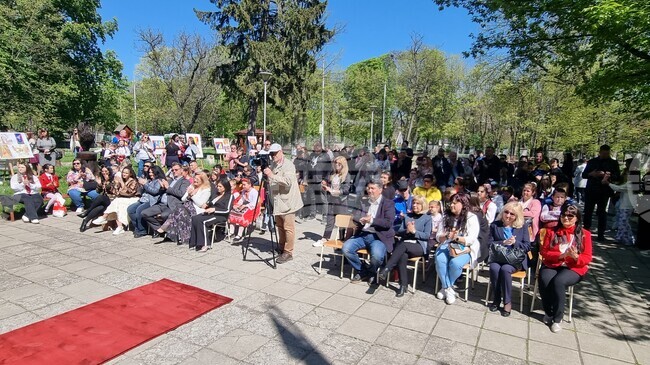 Повече от 800 деца и ученици от страната участват в Националния конкурс „Децата на България пеят, танцуват, рисуват“ в Шумен 