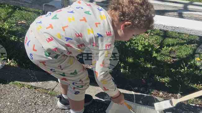 Близо 100 доброволци се включиха в мащабна акция за подобряване на градската среда в парк „Св. Троица“, съобщиха от Столичната община