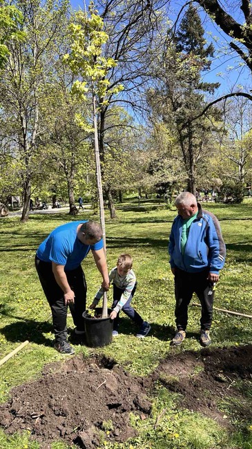 СО: Близо 100 доброволци обновиха парк „Св. Троица“ по повод Деня на Земята