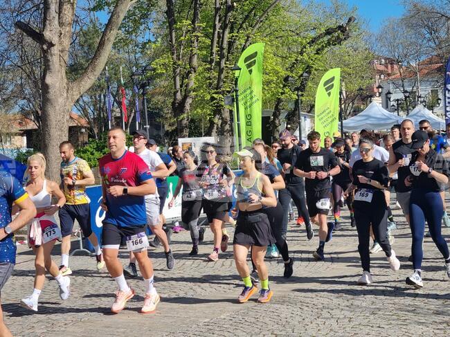 Кметът на Созопол Тихомир Янакиев даде старта на второто издание на полумаратона с препятствия Antea Run 2026