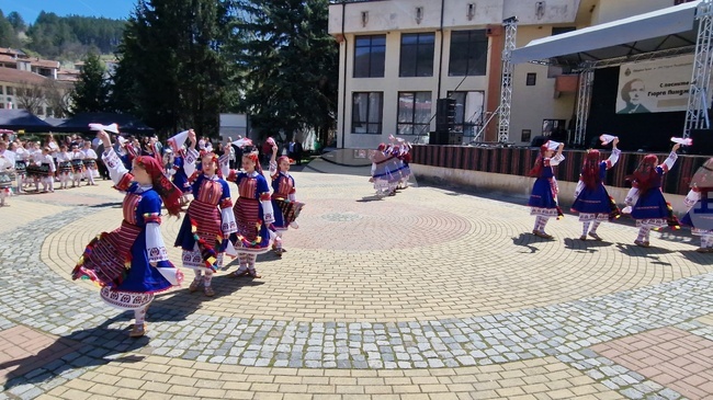 Близо 400 участници от четири области се включиха в над петчасовата програма на фестивала „С песните на Гюрга Пинджурова“ в град Трън