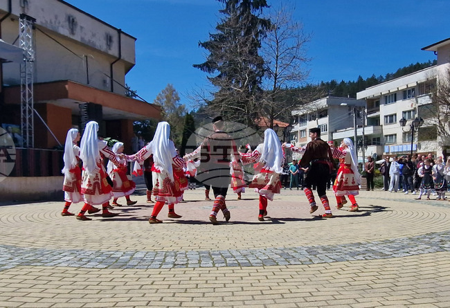 Трън - „С песните на Гюрга Пинджурова“ - фолклорен фестивал