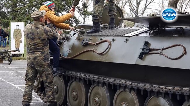 Ямболският 42-ри механизиран батальон отвори врати за посетители на бойния си празник