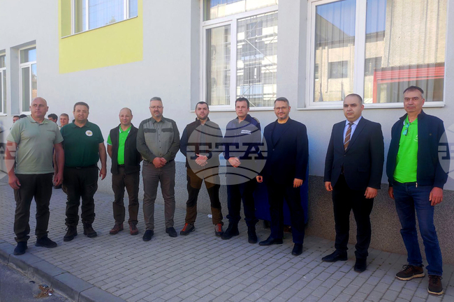 Общо 24 души са под постоянно медицинско наблюдение и се лекуват превантивно с антибиотици заради случая с антракс, съобщи Иван Христанов 