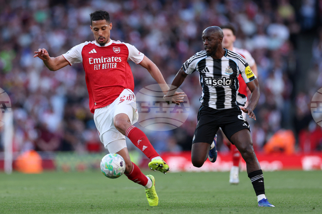 Арсенал се върна на върха във Висшата лига с минимална победа над Нюкасъл