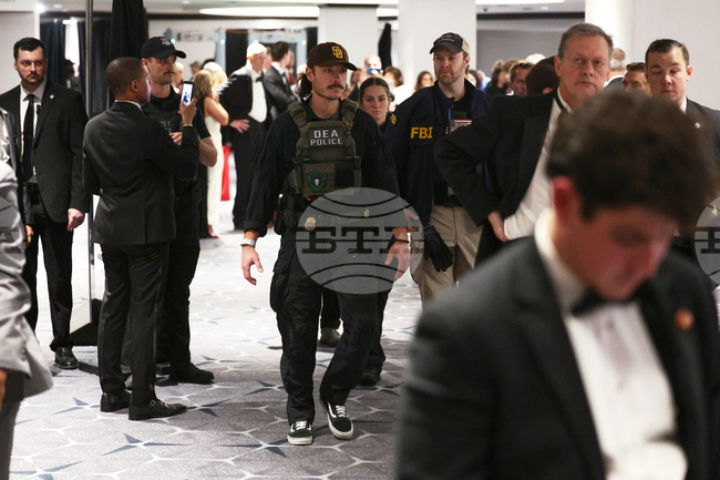 Доналд Тръмп беше евакуиран след изстрели на вечерята на Асоциацията на кореспондентите в Белия дом; стрелецът е задържан