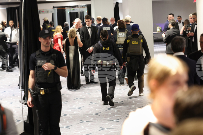 Доналд Тръмп беше евакуиран след изстрели на вечерята на Асоциацията на кореспондентите в Белия дом; стрелецът е задържан