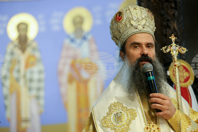 Когато извършим безкористно дело, сърцата ни се очистват от егоизъм и себелюбие, каза патриарх Даниил в храма „Св. св. Кирил и Методий“ в София