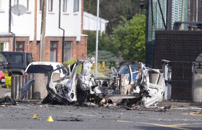 Кола бомба експлодира пред полицейски участък в Северна Ирландия 