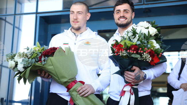 Европейският шампион по вдигане на тежести Карлос Насар бе посрещнат на летище "Васил Левски" от министъра на младежта и спорта Димитър Илиев