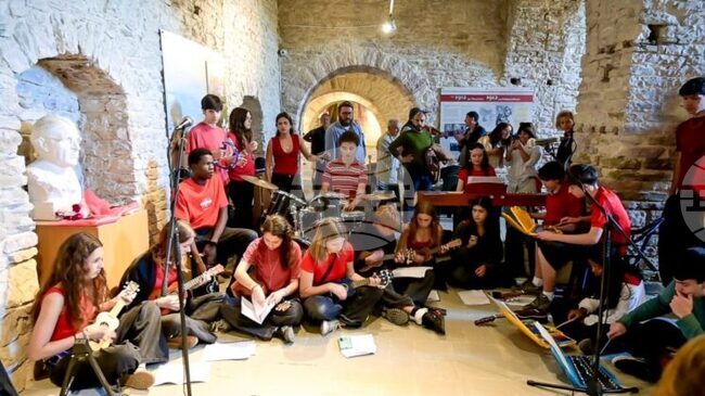 АТА: Албански и испански ученици изнесоха съвместно музикално представление в замъка в Гирокастра