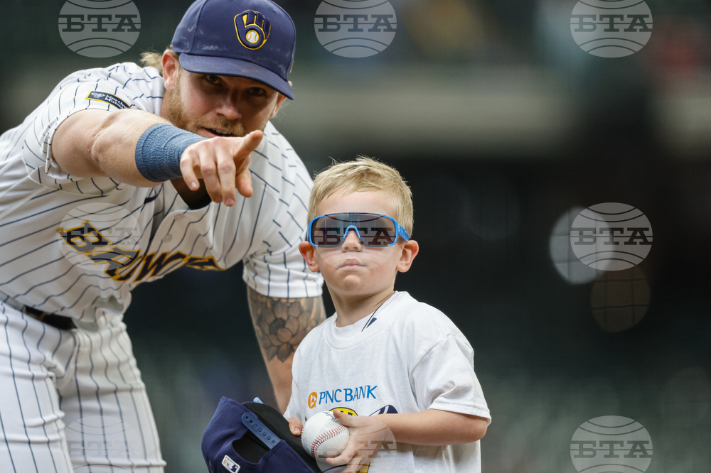 Pirates Brewers Baseball