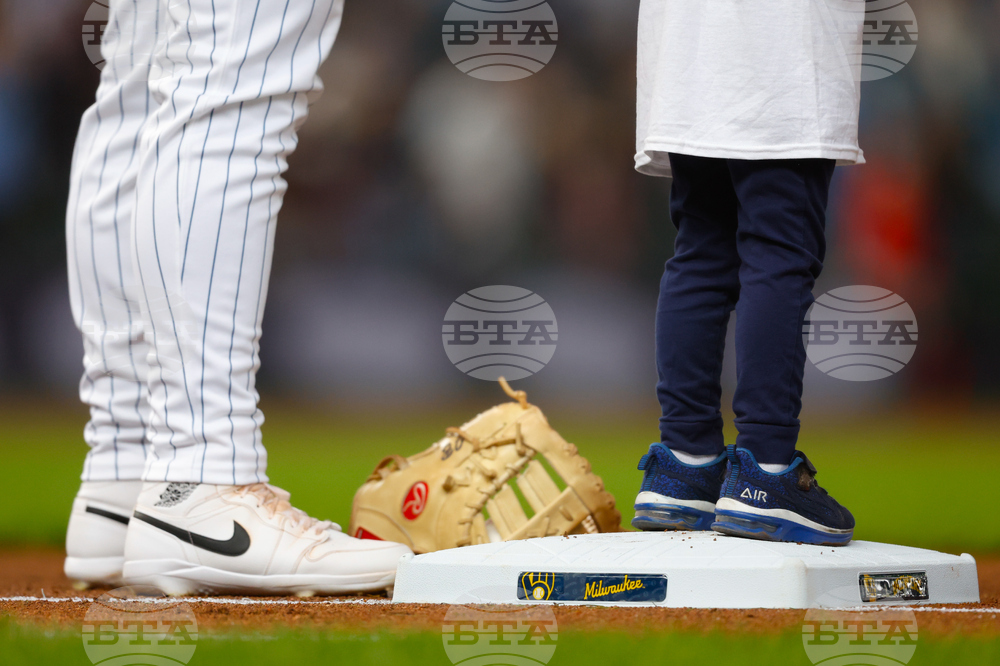 Pirates Brewers Baseball