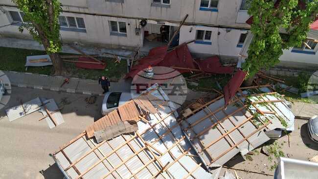 Един човек загина, а трима бяха ранени при инциденти, предизвикани от силен вятър в Румъния