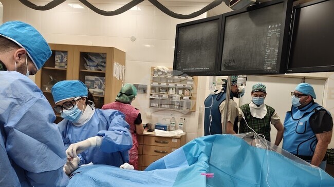 Съдови хирурзи от университетската болница в Бургас приложиха за първи път безвреден газ вместо йоден контраст при операция на пациент с един бъбрек 