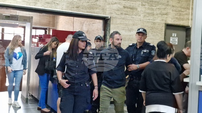 Защитата на Петър Чернев, обвинен в малтретиране на шестгодишно дете, ще поиска от съда да измени мярката му „задържане под стража" в по-лека