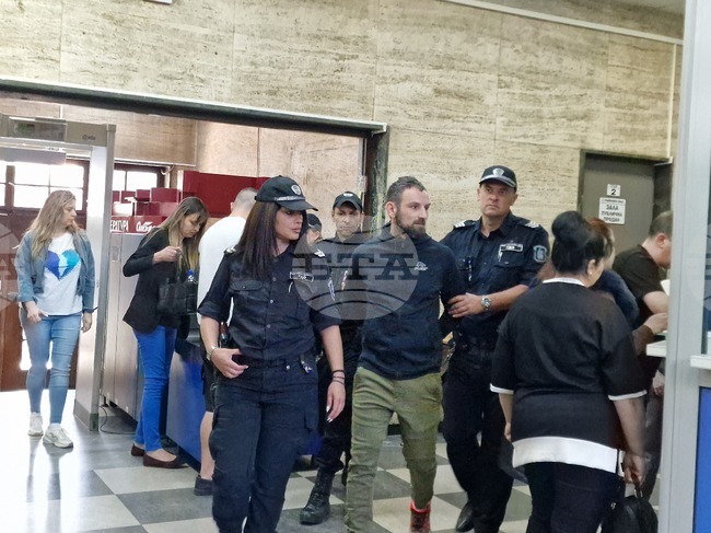 Защитата на Петър Чернев, обвинен в малтретиране на шестгодишно дете, ще поиска от съда да измени мярката му „задържане под стража" в по-лека