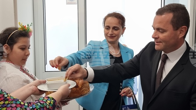 Кметът на Русе Пенчо Милков и ръководителят на Представителството на ЕК в България Йорданка Чобанова откриха център „Европа Директно“