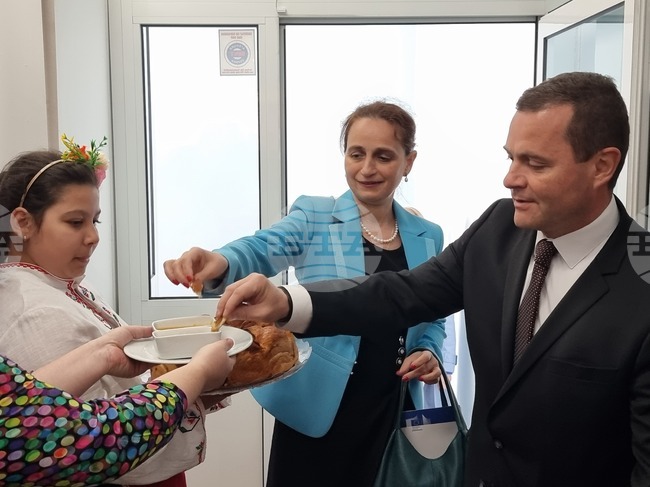 Кметът на Русе Пенчо Милков и ръководителят на Представителството на ЕК в България Йорданка Чобанова откриха център „Европа Директно“