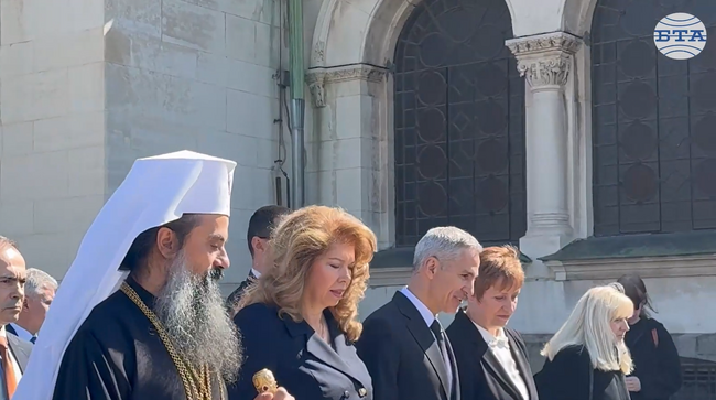 Президентът Илияна Йотова и патриарх Даниил поведоха шествие в памет на жертвите от Априлското въстание