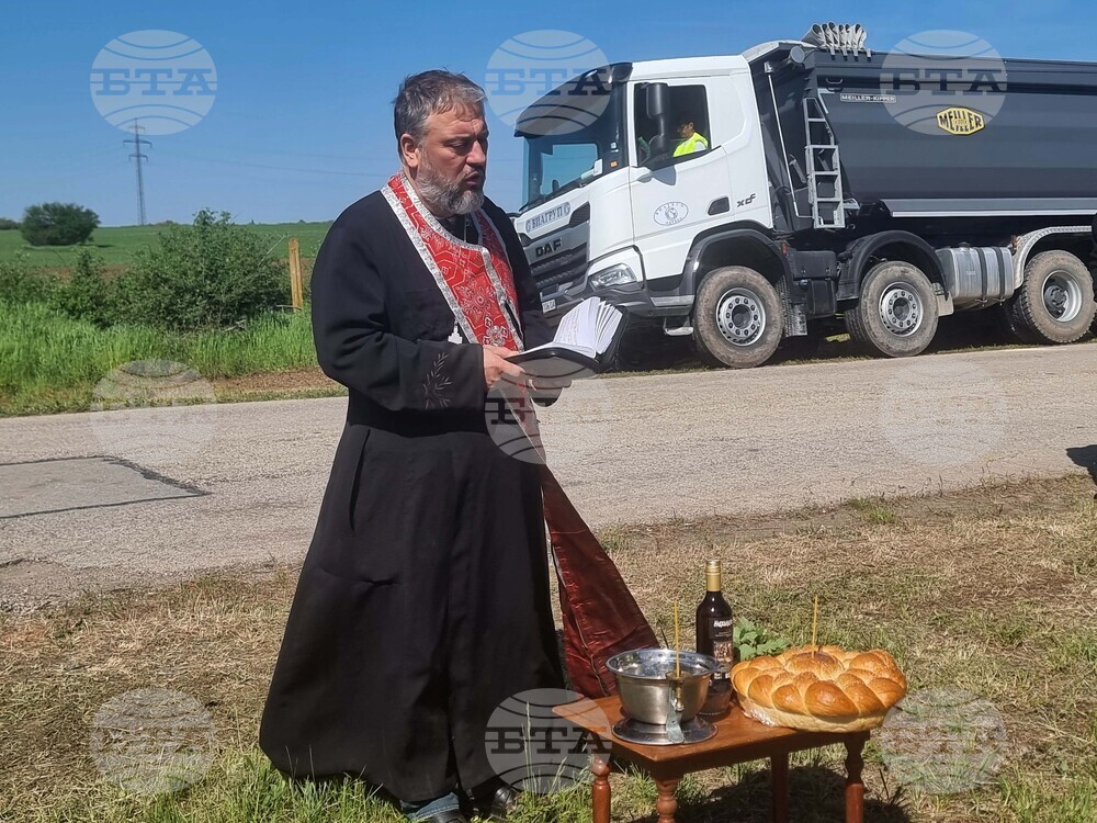 Долни Дъбник - ремонт на път - първа копка