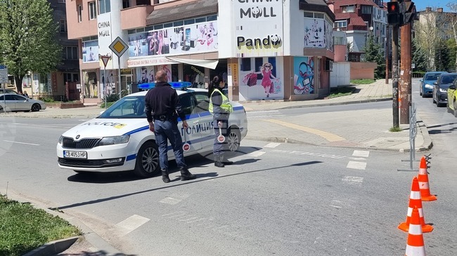 Автомобил, спрял да пропусне пешеходци, е ударен отзад от друга кола и блъсна майка с дете в Ямбол, съобщиха от полицията