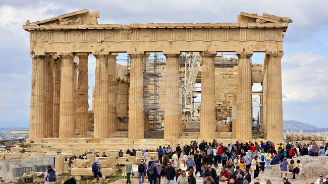 Нарастващият туристически поток в Атина предизвика спор между кмета на града и правителството