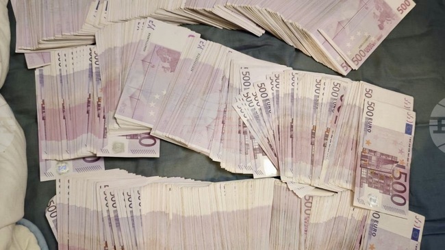 Съдът остави двама в ареста, а един пусна под „домашен арест“ за изпиране на близо 600 хил. евро, държане на наркотици и боеприпаси