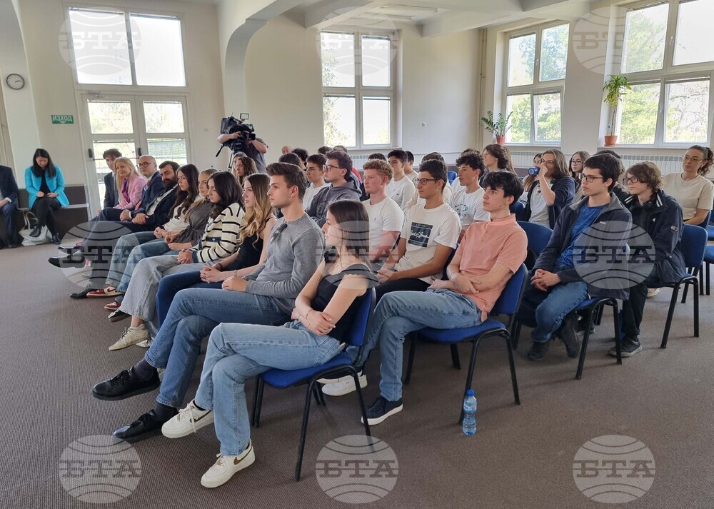 Американски колеж - инж. Петко Динев - Петко Дойков - Емили Сарджънт-Бийзли - ученици - среща