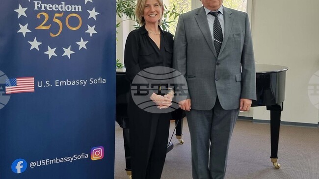 Учениците от клуба по роботика на Американския колеж в София "горят" в това, което правят, бил съм на тяхно място, каза инж. Петко Динев