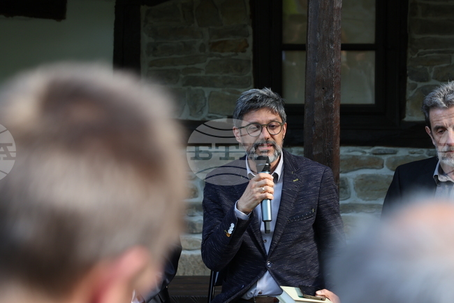 Пенчо Славейков иска да се отнасяме към литературната традиция по жив начин, каза Йордан Ефтимов в Трявна