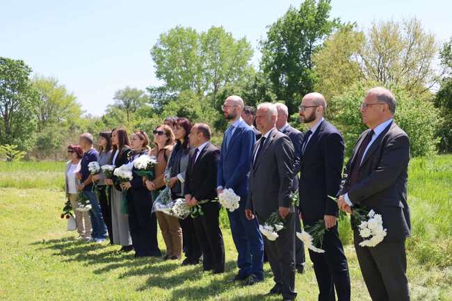 МОСВ: Министри положиха венци в знак на почит към лагеристите от Белене