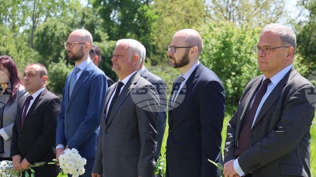 Министри поднесоха венци и цветя в памет на жертвите на лагера "Белене" по повод 77 години от създаването му