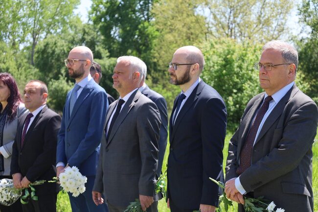 Министри поднесоха венци и цветя в памет на жертвите на лагера "Белене" по повод 77 години от създаването му