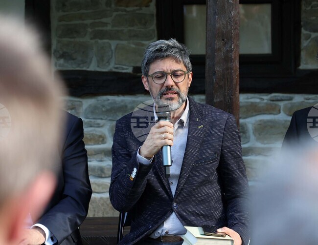 Pencho Slaveykov Calls for Living Approach to Literary Tradition, Says Poet Yordan Eftimov