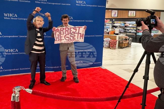 CORRECTION APTOPIX Trump White House Correspondents Dinner