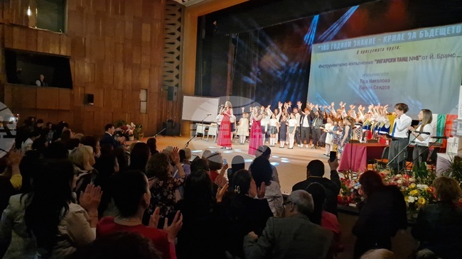 С тържествен концерт спектакъл в Търговище честваха 180 години от началото на светското образование в града