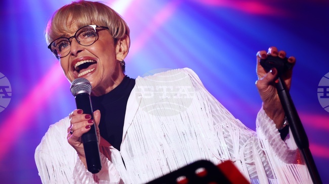 Пея за любов, тя е най-хубавото чувство, което човек може да изпита, каза певицата Камелия Тодорова на концерт в София