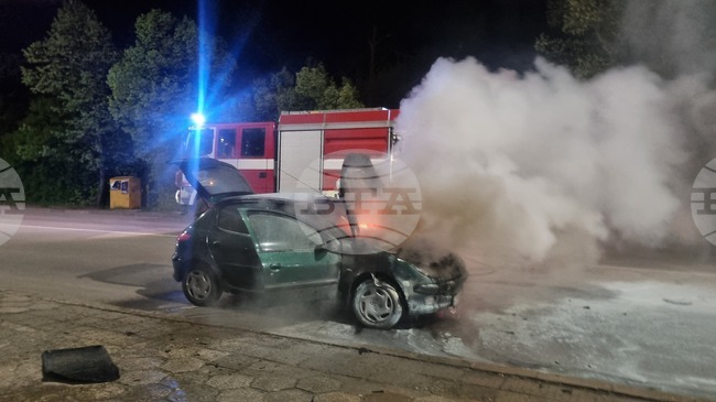 Лек автомобил се запали на централен булевард в Търговище