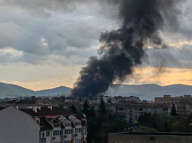 При пожар в Търговище са изгорели 11 бракувани микробуса и автобуса
