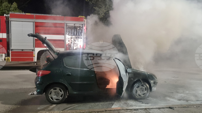 Общо 12 автомобила са били запалени в София тази нощ