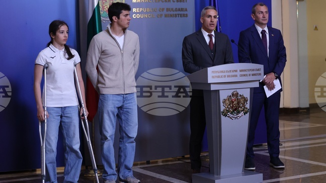 Caretaker PM Gurov Signs Up Snowboarders for Anti-Gambling Campaign