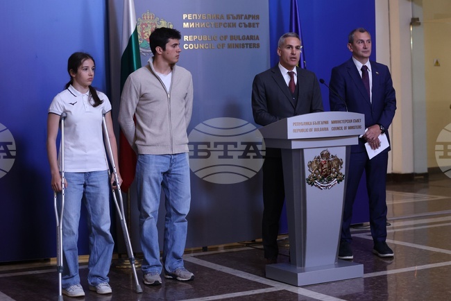 Caretaker PM Gurov Signs Up Snowboarders for Anti-Gambling Campaign