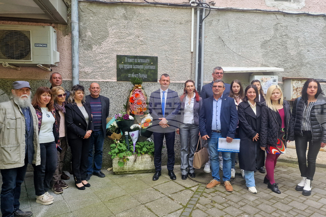 С поднасяне на венци и цветя в Разград почетоха паметта на загиналите при трудови злополуки 