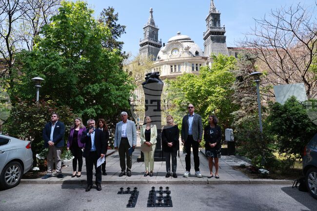 КНСБ изписа със свещи числото 76 в памет на загиналите при трудови злополуки българи