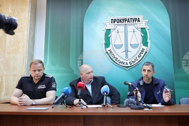 Митничари в Бургас намериха 180 хиляди кутии цигари, скрити в рула и декларирани като матраци